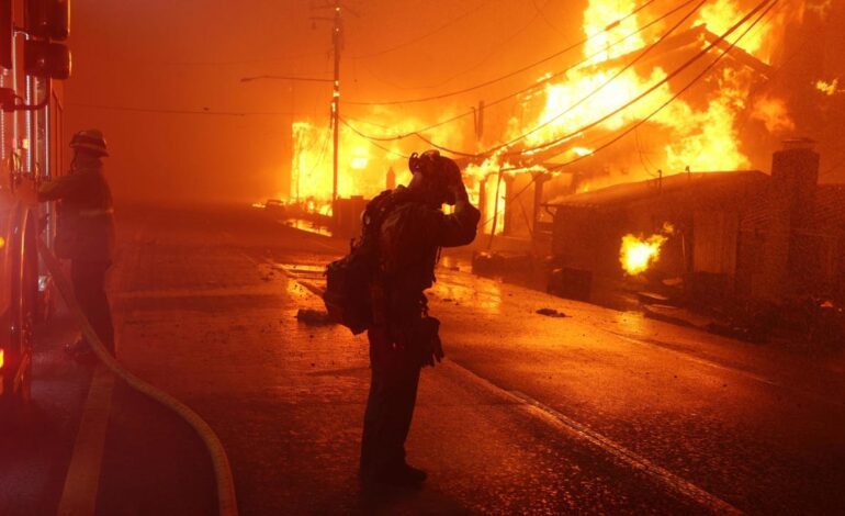 Al menos dos muertos y 80.000 afectados por los brutales incendios en Estados Unidos