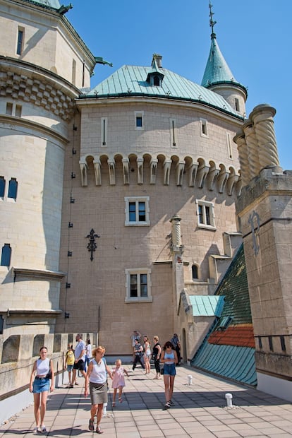 Visitantes que visitan el castillo de Bojnice.