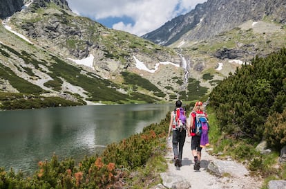 Dos excursionistas recorriendo los Altos Tatras o Vysoké Tatry (Eslovaquia).