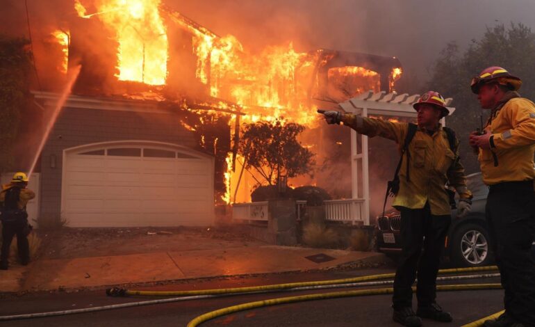 Seis incendios, la mayoría sin control, acorralan a Los Ángeles y dejan cinco muertos