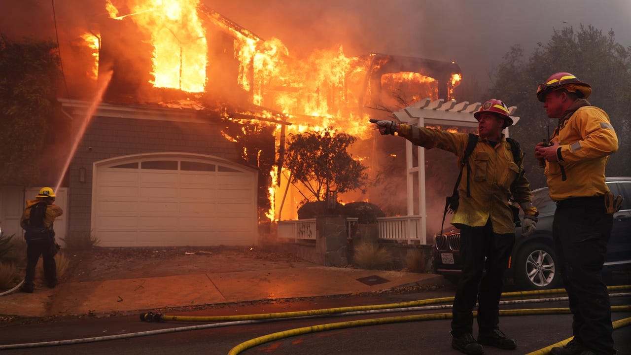 Seis incendios, la mayoría sin control, acorralan a Los Ángeles y dejan cinco muertos