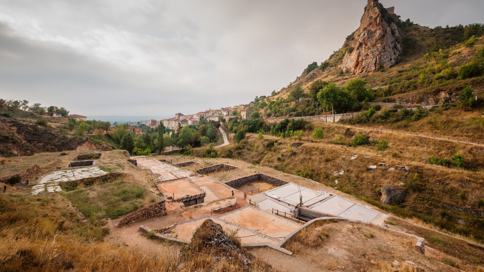 Vista panorámica de la Poza de la Sal y las salinas, la ciudad de Burgos que en 2025 es una de las ciudades más bellas de España