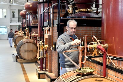 Destilador de Maison Hennessy, en la localidad francesa de Cognac.