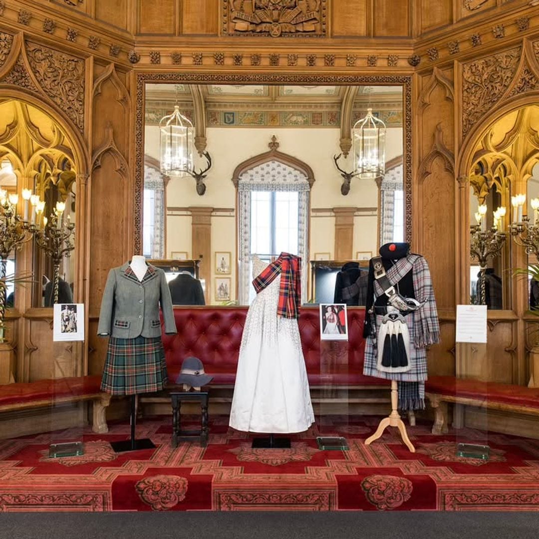 Exposición de trajes de la familia real británica en el salón.