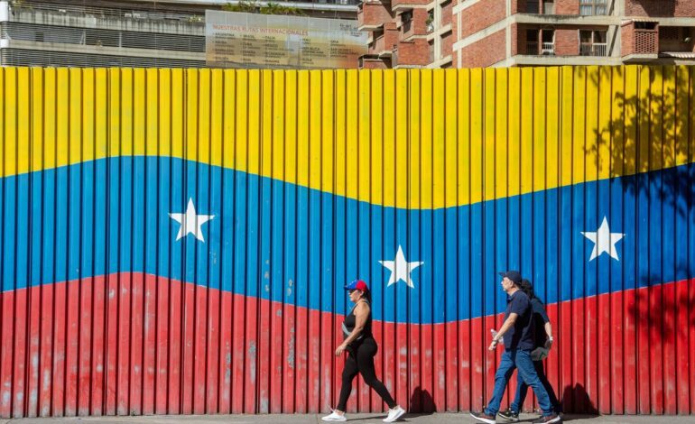 Ante una supuesta «conspiración internacional», Venezuela cierra la frontera terrestre y suspende los vuelos con Colombia