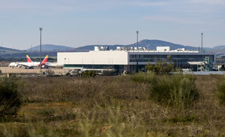 El aeropuerto de Ciudad Real, de la «rave» ilegal a quedarse sin permiso para que aterricen o despeguen aviones