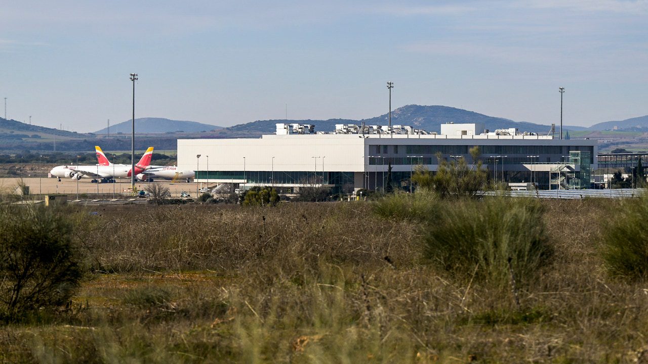 El aeropuerto de Ciudad Real, de la «rave» ilegal a quedarse sin permiso para que aterricen o despeguen aviones