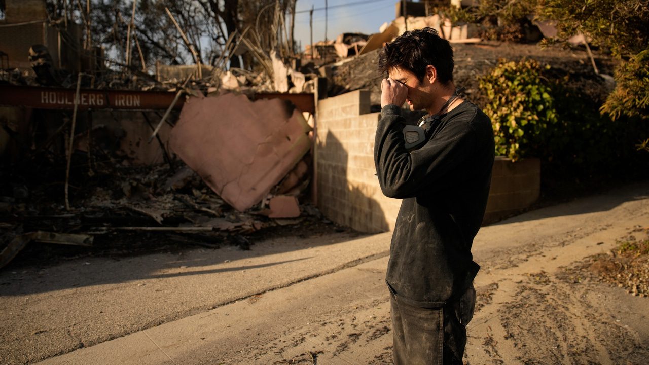 Ascienden a 16 los muertos por los incendios de Los Ángeles, que siguen descontrolados