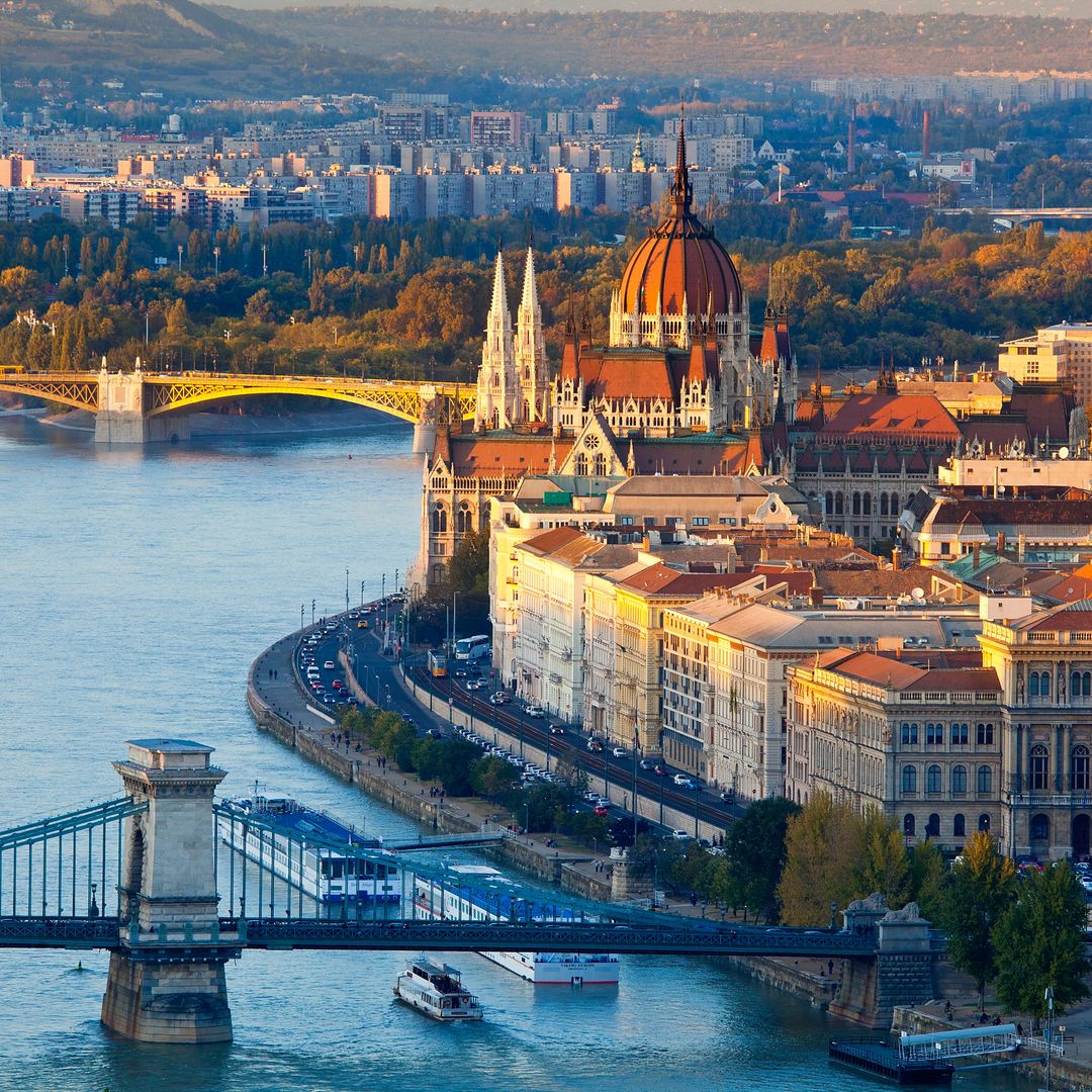 Vista panorámica de Budapest con el Puente de las Cadenas sobre el Danubio y el Parlamento