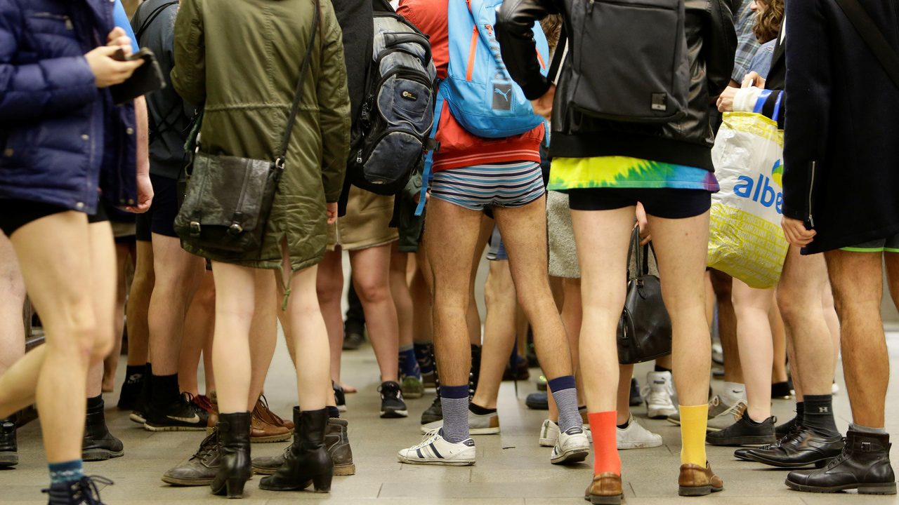 «Día sin pantalones» en el Metro de Londres, la tradición más descarada