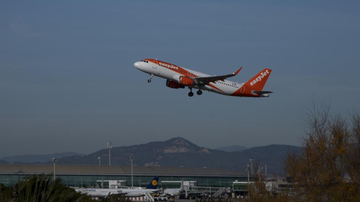 Un avión de la compañía Easyjet despega en el aeropuerto Josep Tarradellas de El Prat de Llobregat, el viernes.