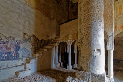 El interior de la ermita de San Baudelio.