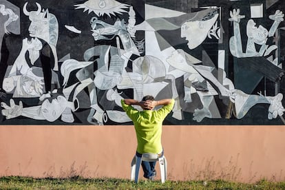 Mural del “Guernica” en una de las calles del pueblo de Soria, Caltojar.