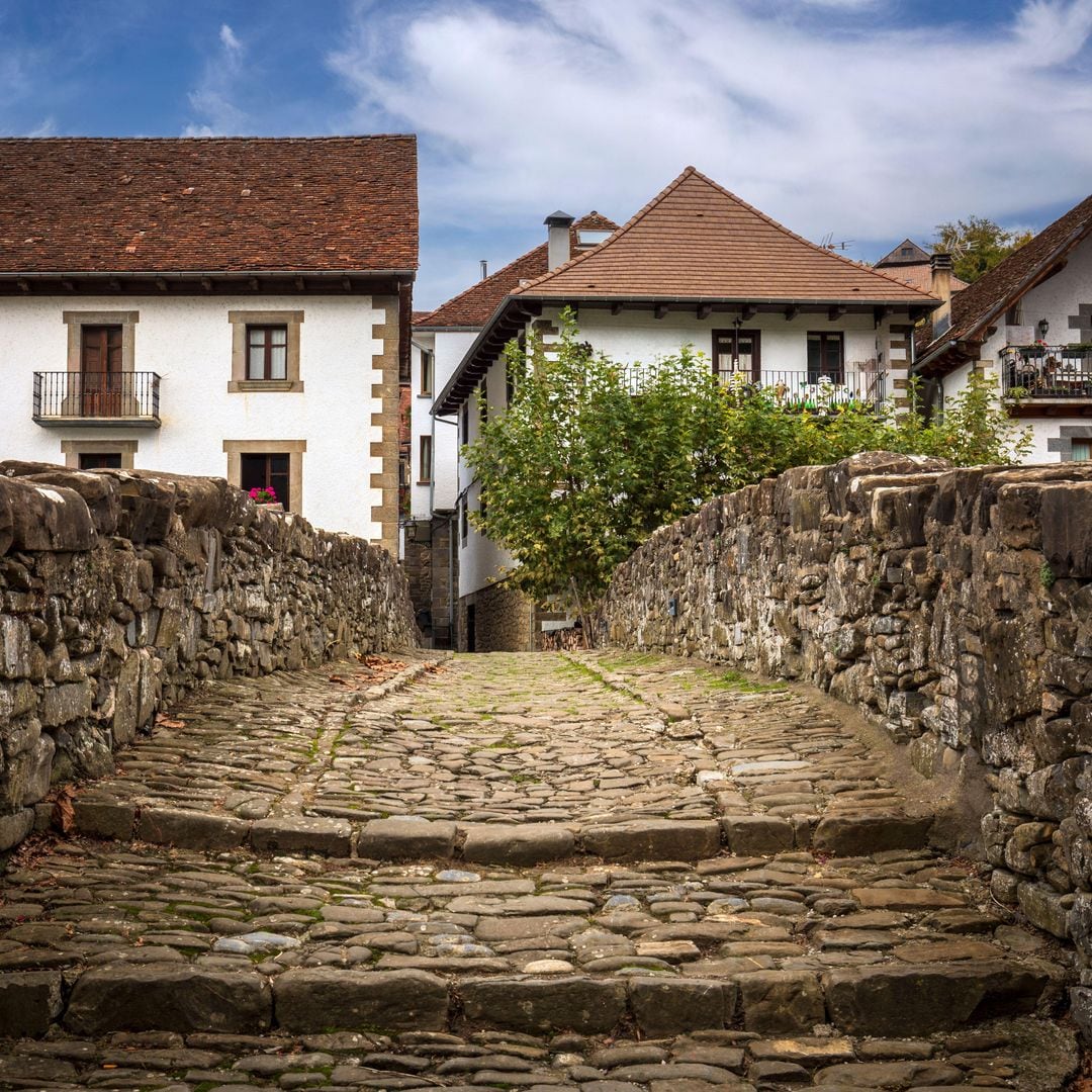 Puente de piedra sobre el río Anduña en Ochagavía, Navarra