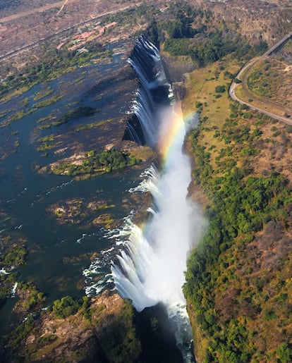 “El humo que ruge” es como comúnmente se apoda a las Cataratas Victoria.