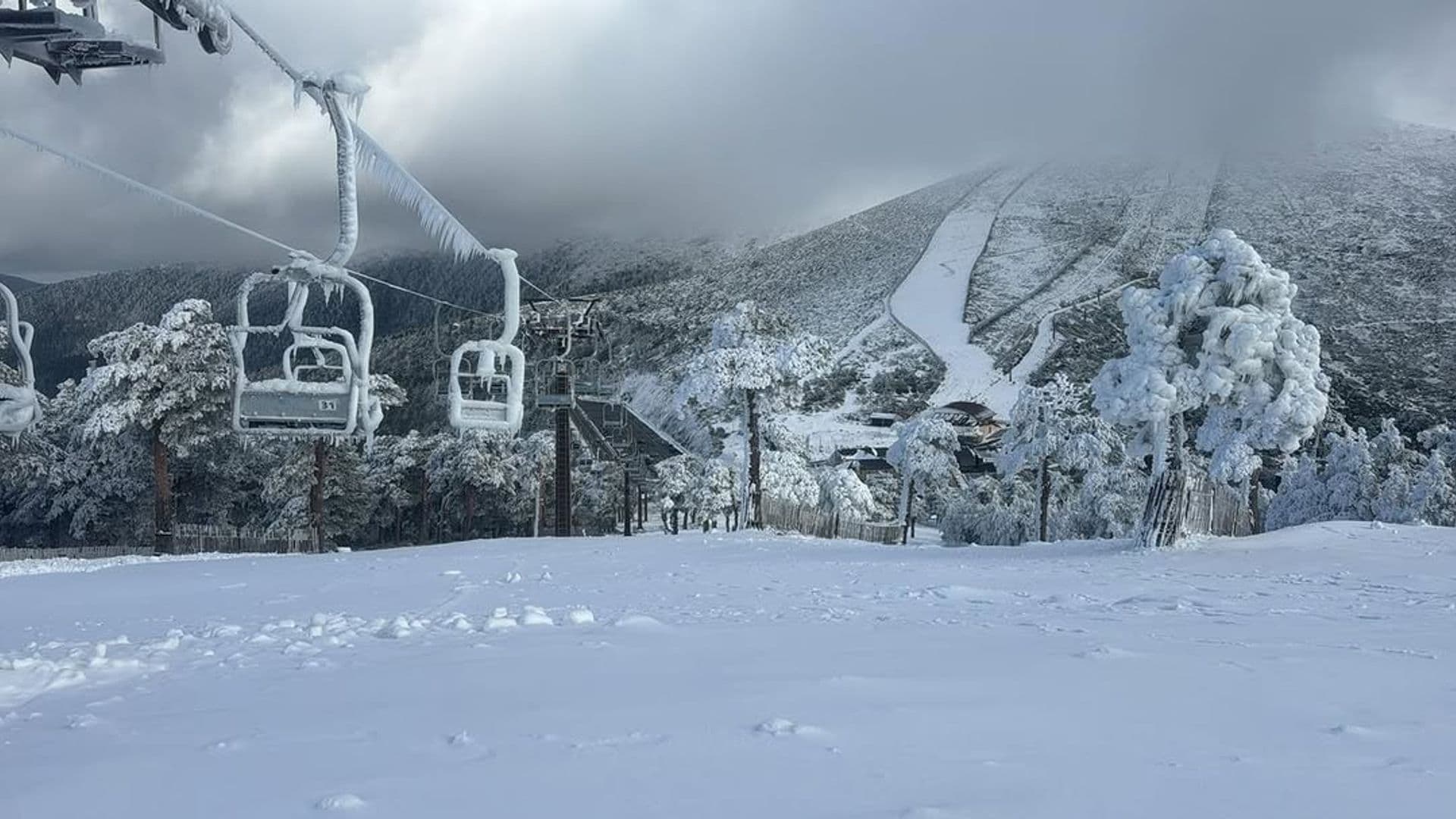 Telesillas nevadas en la estación de esquí del Puerto de Navacerrada