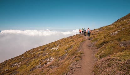 Varios excursionistas durante una ascensión al monte Pico, en la isla del mismo nombre.