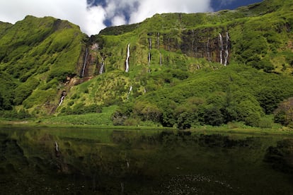 Las cascadas en la costa oeste de la isla portuguesa de Flores.