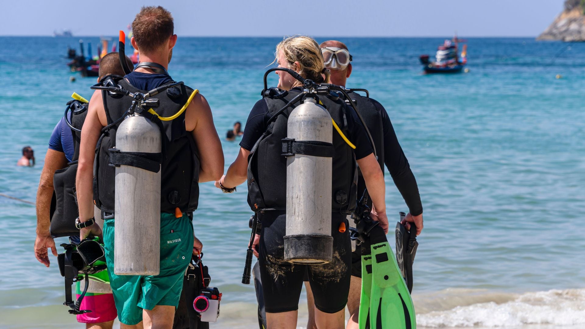 Buzos en Kata Beach, Phuket, Tailandia