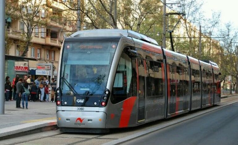 Detenido un hombre por realizar tocamientos a un niño de 10 años en un tranvía de Vitoria