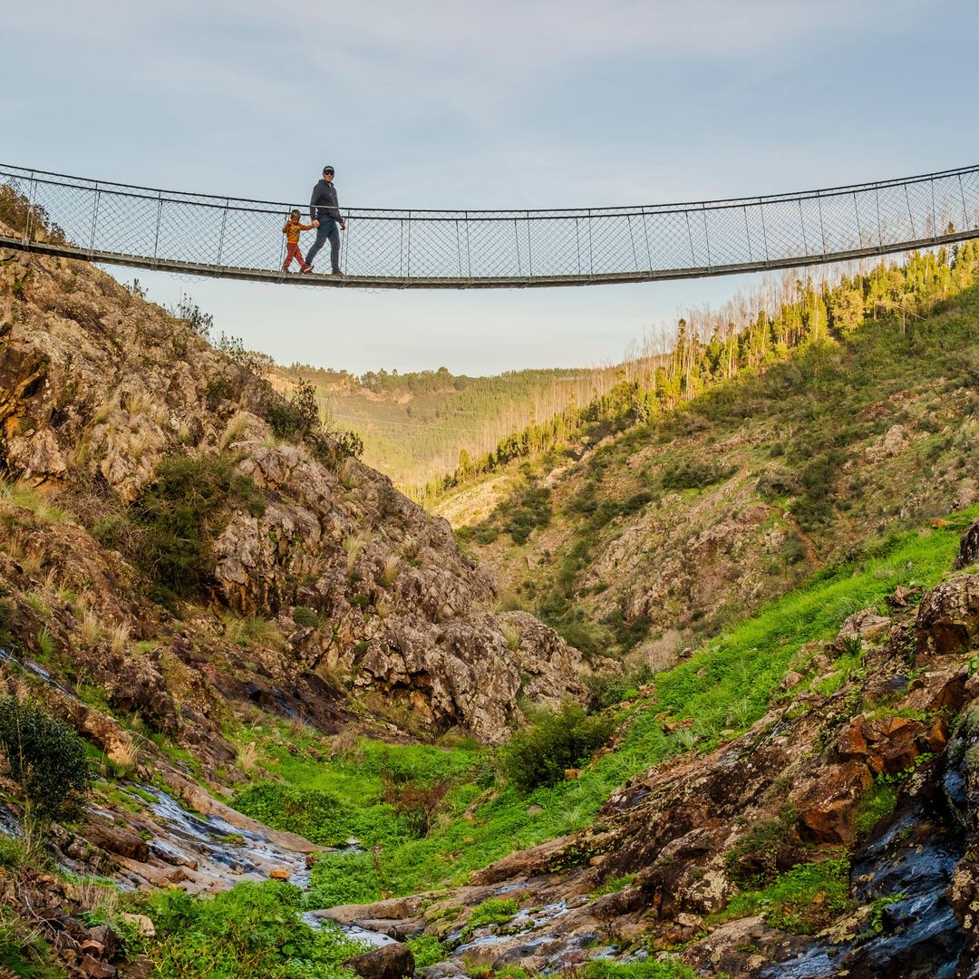 Puente colgante de Alferce, pasarelas de Barranco do Demo, Algarve, Portugal