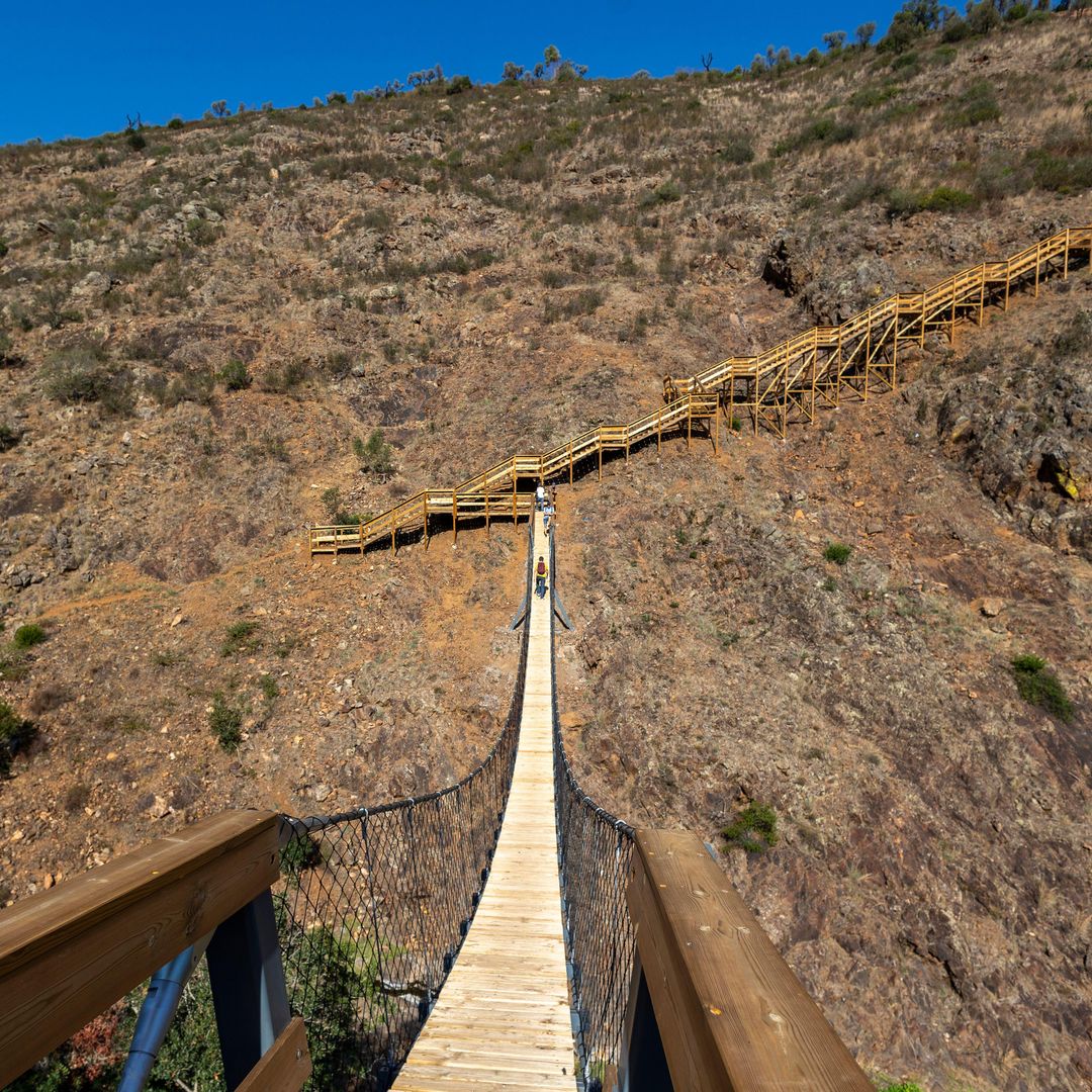 Puente colgante sobre los caminos de Barranco do Demo, Algarve, Portugal