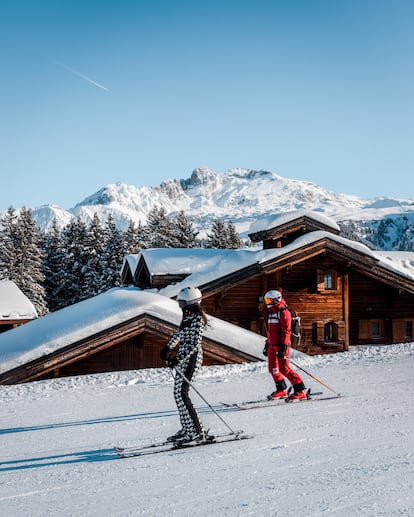 Dos esquiadores en la estación francesa de Courchevel.