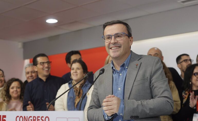 El líder del PSOE extremeño asume la «responsabilidad máxima» de la creación de la plaza del hermano de Pedro Sánchez