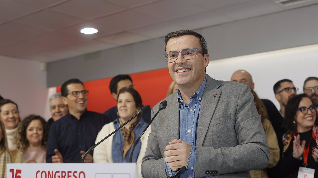 El líder del PSOE extremeño asume la «responsabilidad máxima» de la creación de la plaza del hermano de Pedro Sánchez