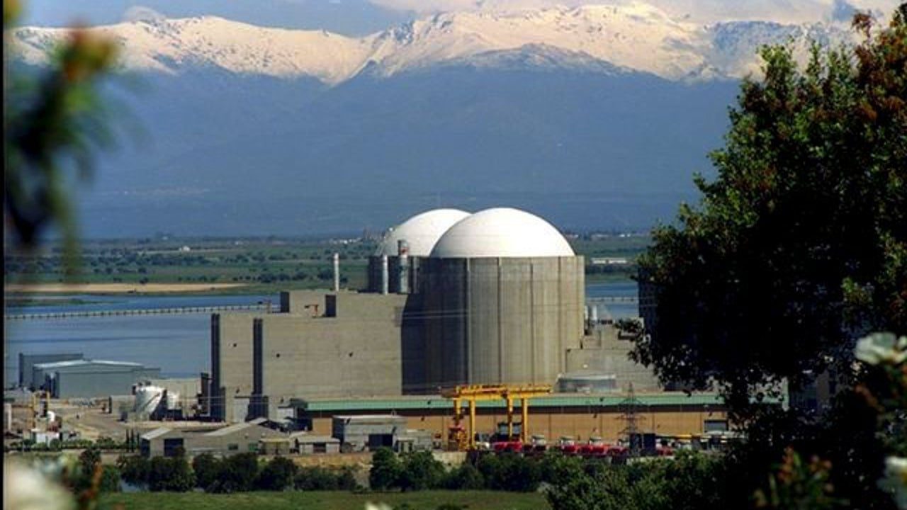 «Si cierra la central nuclear de Almaraz tendremos que emigrar, yo con un hijo de dos años»