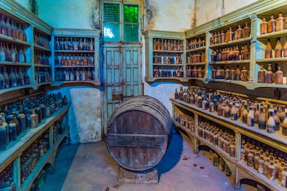 Barricas de vino en la bodega Tío Pepe en Jerez de la Frontera.