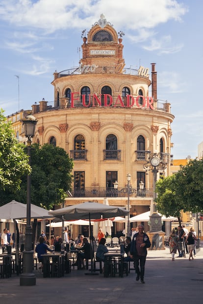 El histórico edificio Gallo Azul en la famosa calle Larga del centro de Jerez.