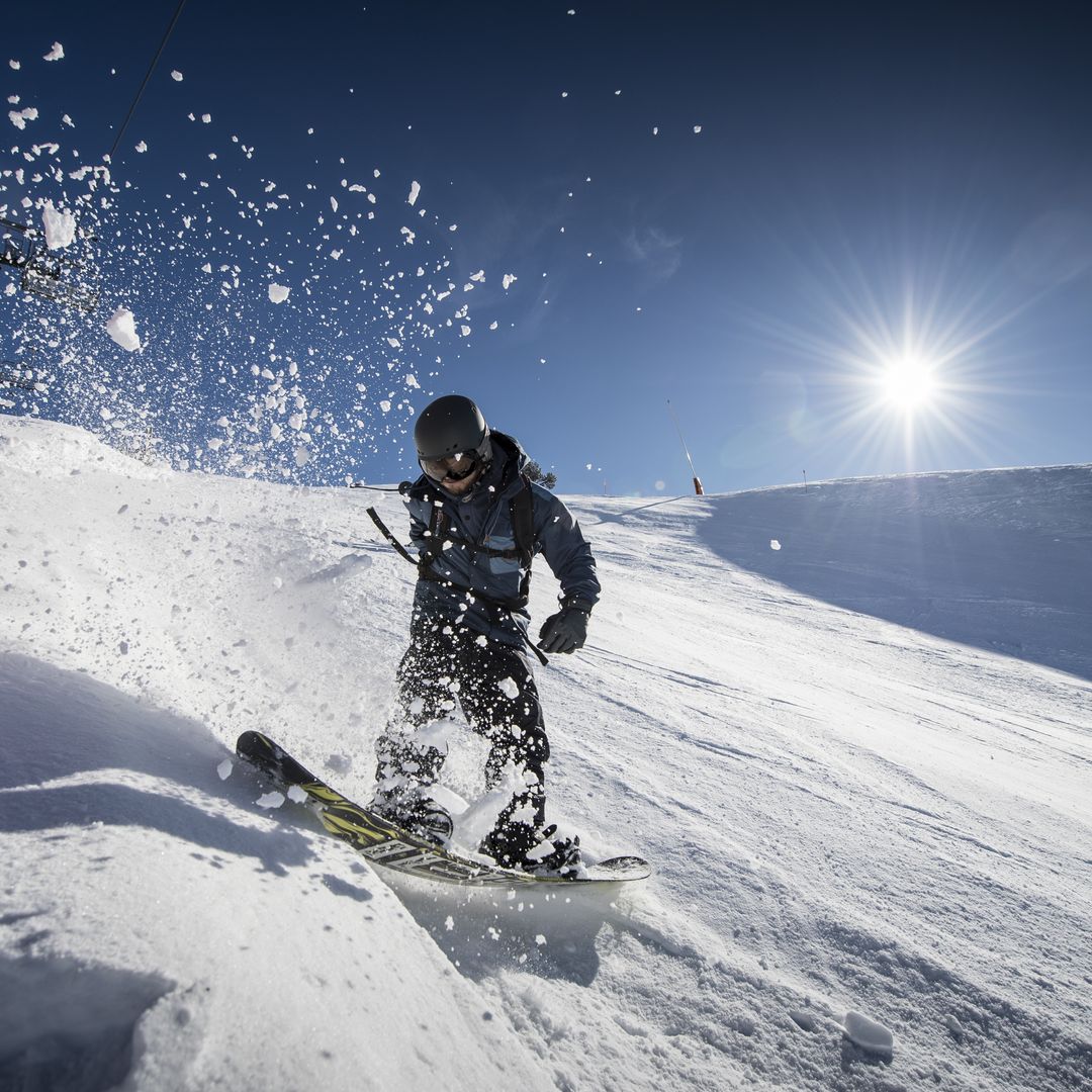 Snowboarder en la estación de Baqueira, en el Pirineo catalán