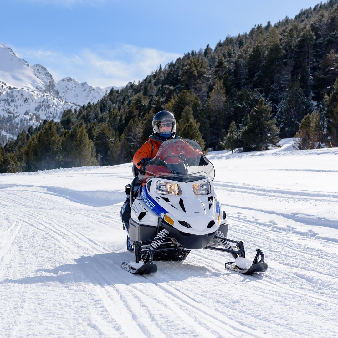 Paseo en moto de nieve en la estación de Grandvalira 