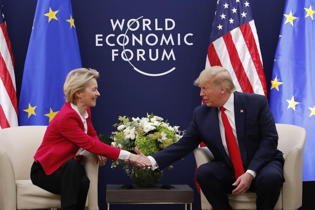 La presidenta de la Comisión Europea, Ursula von der Leyen, estrecha la mano de Donald Trump durante la reunión del Foro de Davos de 2020.