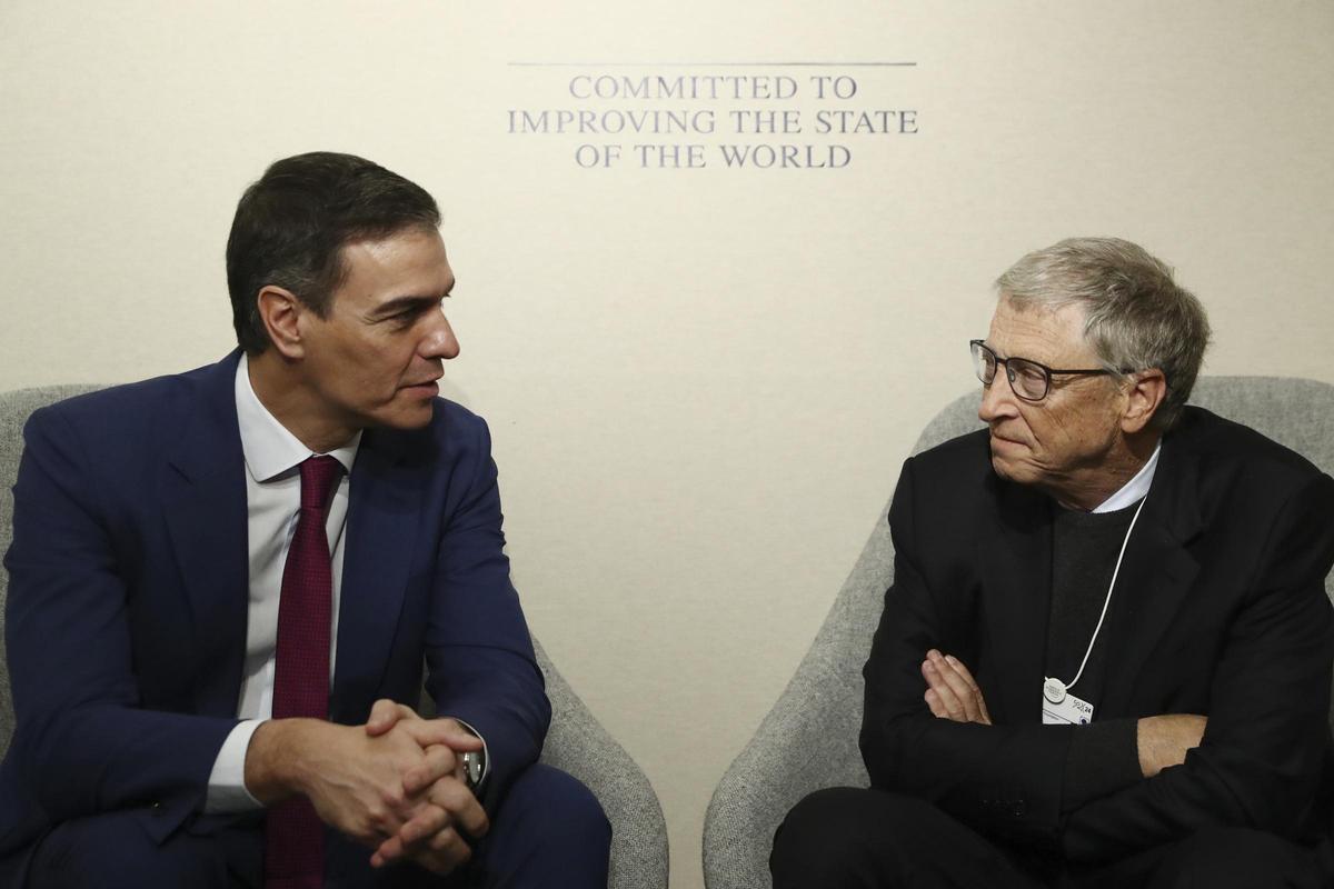 El presidente Pedro Sánchez, en un encuentro con Bill Gates durante la reunión del Foro de Davos de 2024.