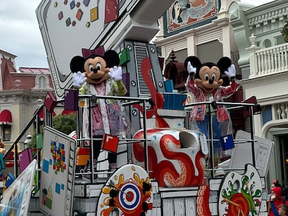 Mickey y Minnie saludando durante uno de los desfiles que se realizan cada día en Disneyland.