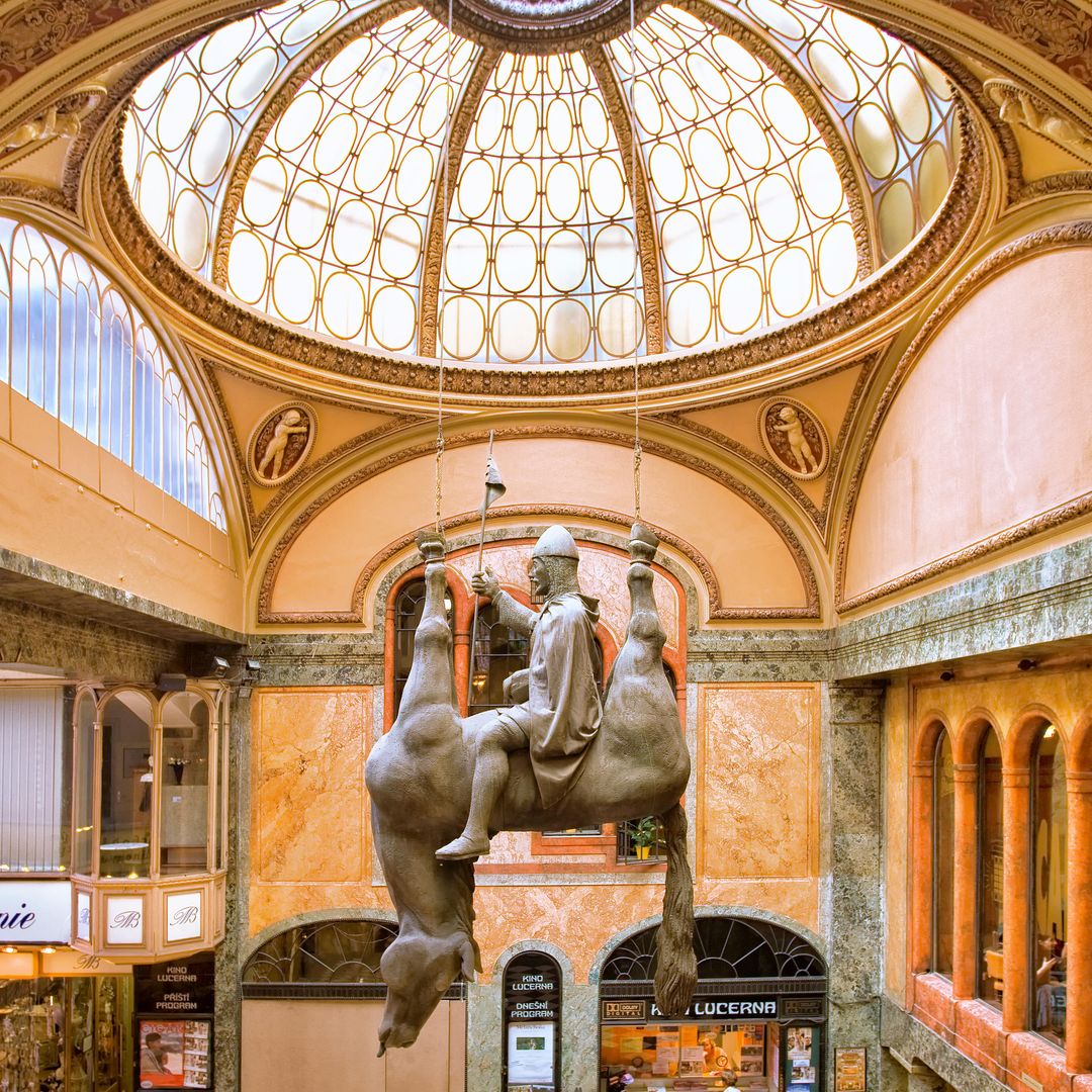 Escultura invertida de David Cerny en el Pasaje de Lucerna en Praga.