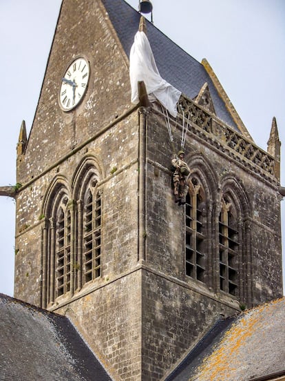 Sainte-Mère-Église es conocida por el desembarco de paracaidistas.