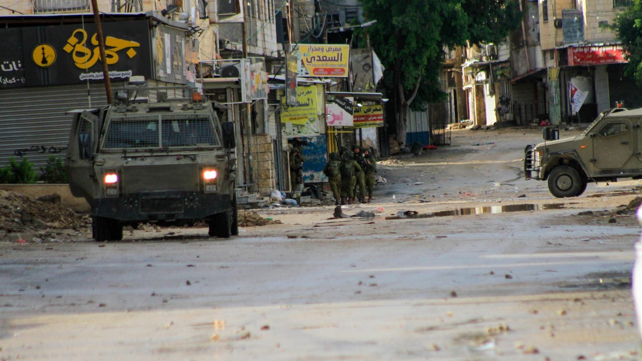 Un ataque israelí en Cisjordania causa 8 muertos, desata la ira de Hamás y amenaza por primera vez la tregua