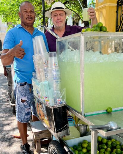 Paco Nadal avec un vendeur de limonade dans le centre historique de Carthagène des Indes.