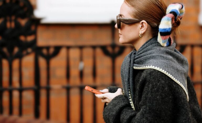 Así es la bufanda que está de moda en las calles de Madrid: triangular tipo bandana