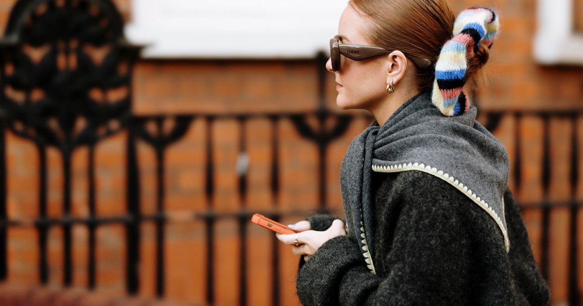 Así es la bufanda que está de moda en las calles de Madrid: triangular tipo bandana