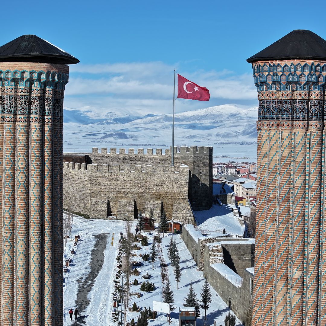 Castillo de Erzurum y madrasa con minaretes gemelos, Türkiye