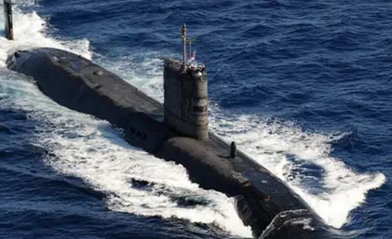 Un submarino nuclear de la Royal Navy británica sale a la superficie junto a un buque espía ruso con un mensaje