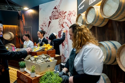 Una degustación de productos de la costa portuguesa y un empleado que pinta una pintura al óleo con vino de la región de Duero.