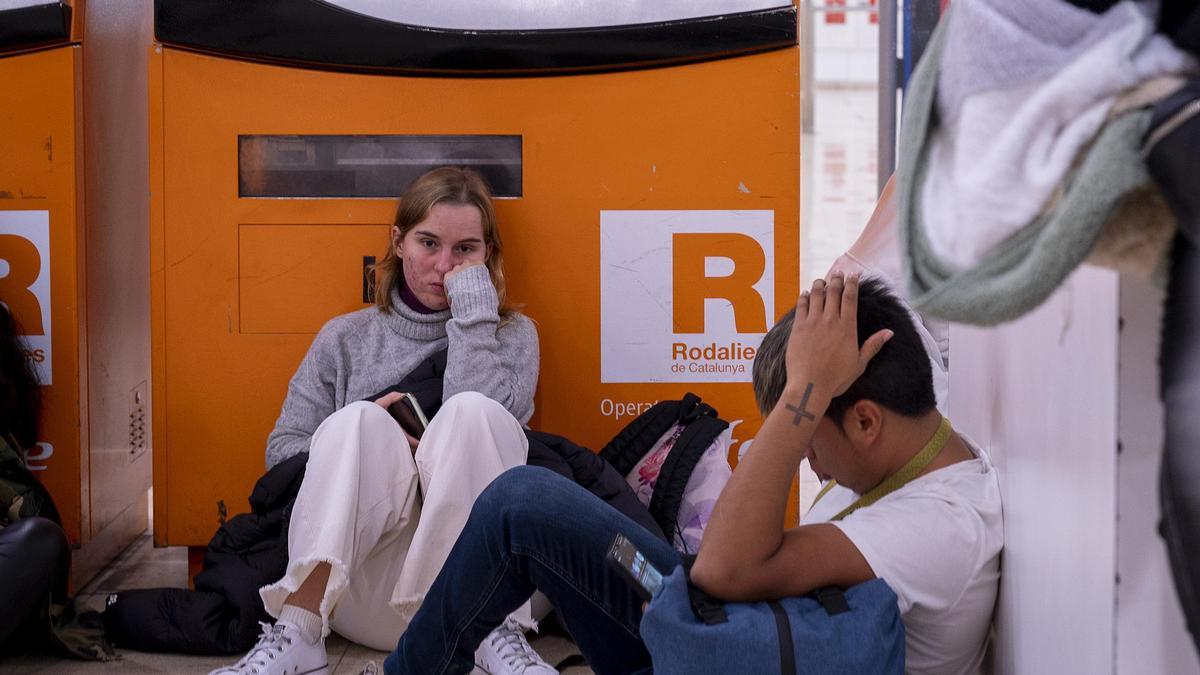 Cancelación de los trenes de Rodalies de Renfe en la estación de Sants a consecuencia de la alerta de protección civil por las fuertes lluvias en el territorio