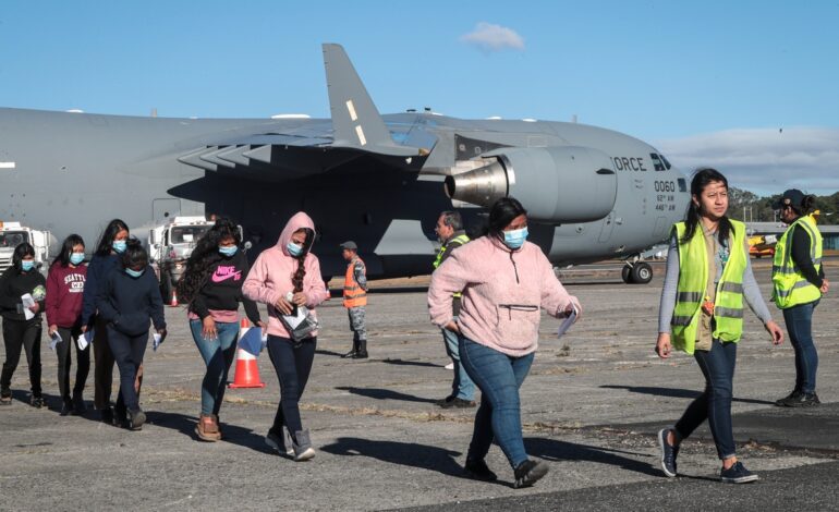 El Gobierno de Trump recurre a aviones militares para repatriar a migrantes