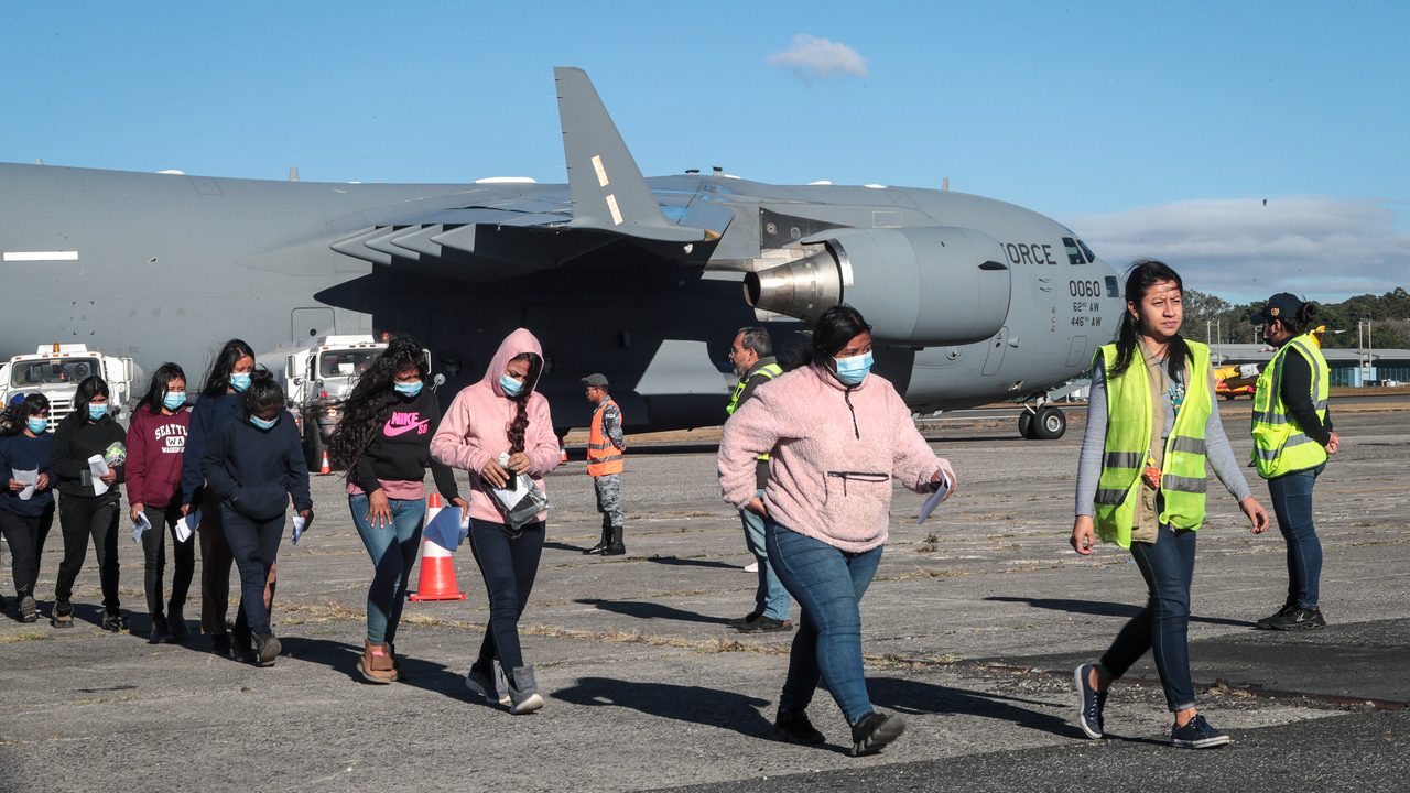 El Gobierno de Trump recurre a aviones militares para repatriar a migrantes