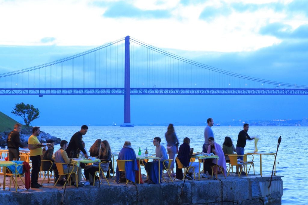 Portugal, Lisboa, Almada, restaurante tradicional portugués Ponto Final junto al río Tajo, con el Puente 25 de Abril al fondo.